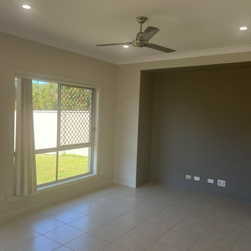 Spacious 4-Bedroom Home Backing Onto the Golf Course - Photo 1