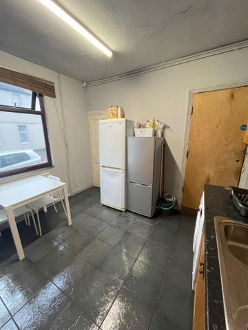 East Park Road Room 7 - Photo 5