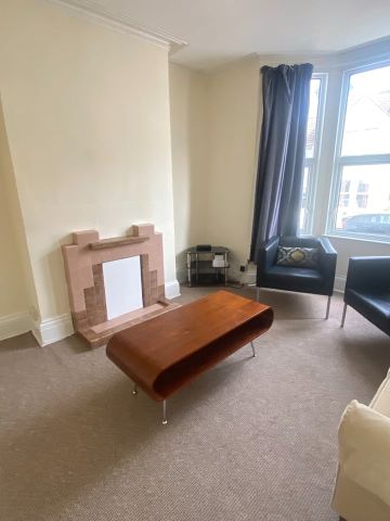 4 Bed Terraced House, Whippingham Road, BN2 - Photo 2