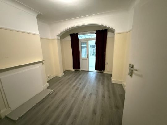 4 Bed Terraced House, Ridgeway Gardens, IG4 - Photo 1