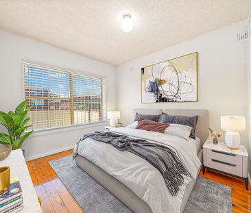 Nicely renovated, 2 bedroom residence with a rare courtyard - Photo 2