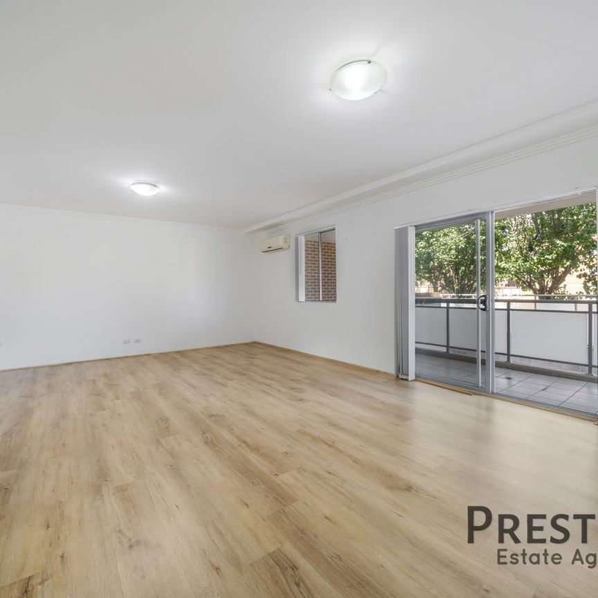 Entertainer's Delight - Spacious Ground Floor Apartment - Photo 1