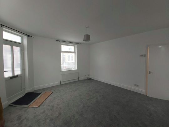 Flat to rent on - Photo 1