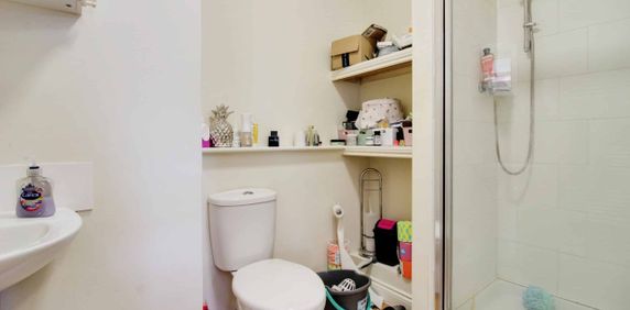 First Floor Front Flat, 11 Manchester Road, Swindon, SN1 - Photo 2