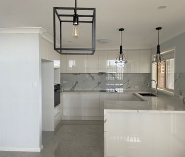 Renovated Large 3 Bedroom Family Home - Photo 4