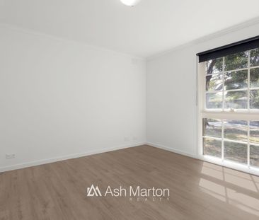 Vibrant and Stylish Three Bedroom Home - Photo 6