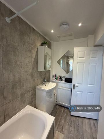 3 bedroom terraced house to rent - Photo 2