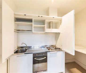 This studio flat benefits from a charming kitchenette area and is s... - Photo 3