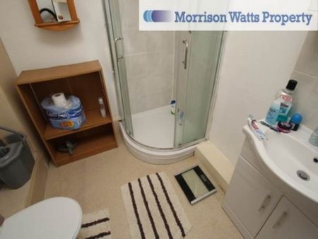 1 Bed - Woodsley Road, Leeds, - Photo 5