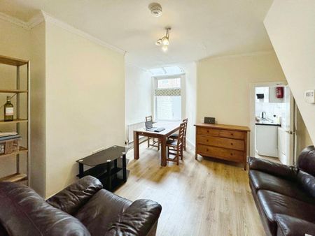 4 bedroom terraced house to rent - Photo 2