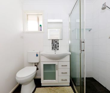 Stylish Self-Contained Unit: Efficient Layout & Modern Amenities - Photo 4