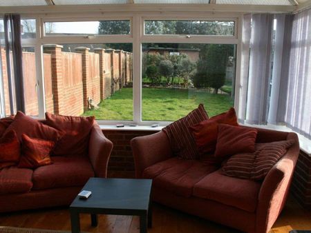 Large modern & spacious house - Havant Room 1 - Photo 4