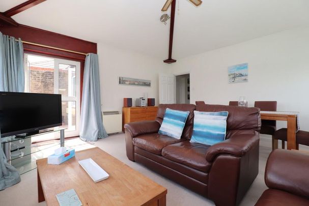 3 bedroom flat to rent - Photo 1