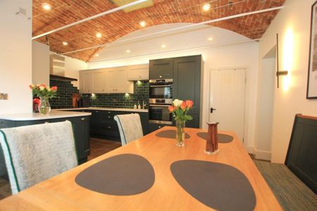 4 bedroom semi-detached house to rent - Photo 5