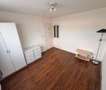 4 bed Semi-Detached - To Let - Photo 4