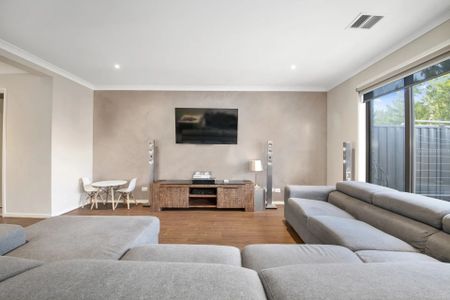 Exceptional Street Frontage Townhouse! - Photo 2
