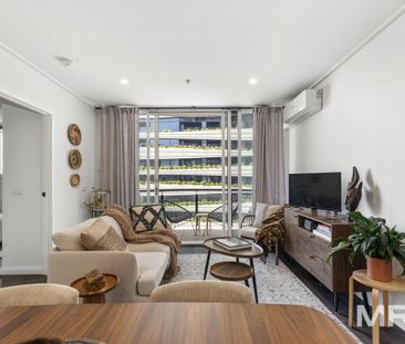 Furnished city retreat with lifestyle amenities in prime location - Photo 2
