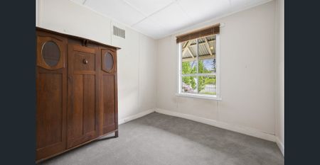 CENTRALLY LOCATED 3 BEDROOM HOME - Photo 3