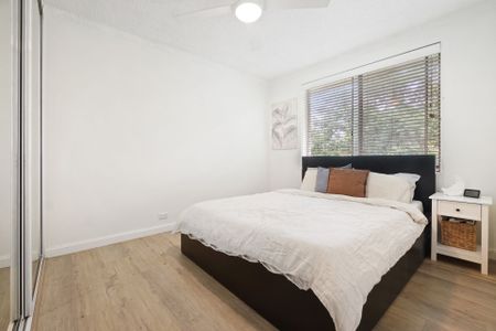 Bright Top-Floor 2-Bedroom Apartment in Prime Location - Photo 2