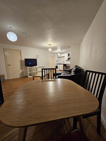 1 bedroom in a flat share to rent - Photo 2