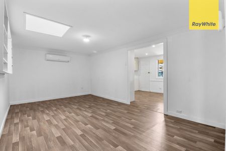 WELL MAINTAINED FAMILY HOME!!! ** ONE WEEKS FREE RENT IF LEASED PRIOR TO XMAS BREAK! ** - Photo 3