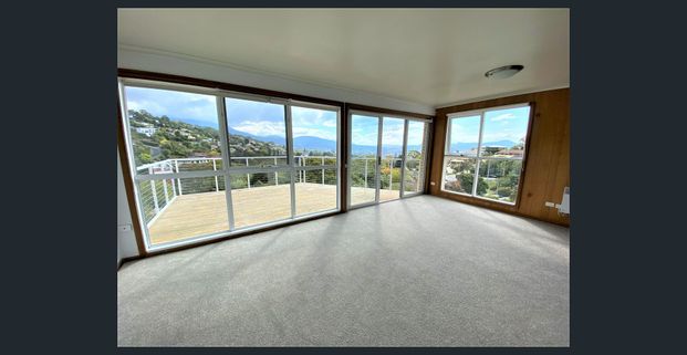 Spacious Townhouse in Sandy Bay - Photo 1