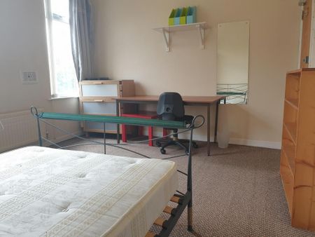 4 bedroom end of terrace house to rent - Photo 2