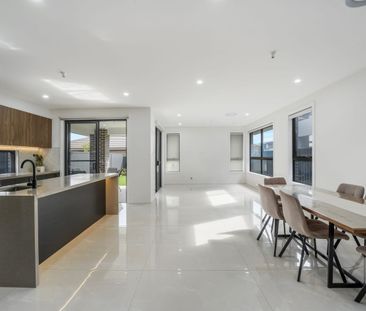 Spacious Five Bedroom Family Home! - Photo 4