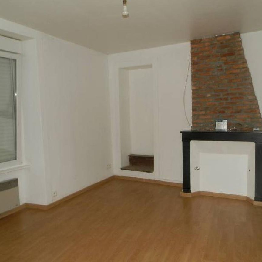 GUICHEN, Place Saint Martin - Studio 25,70 m² au premier étage d'une maison : pièce principale ... - Photo 1
