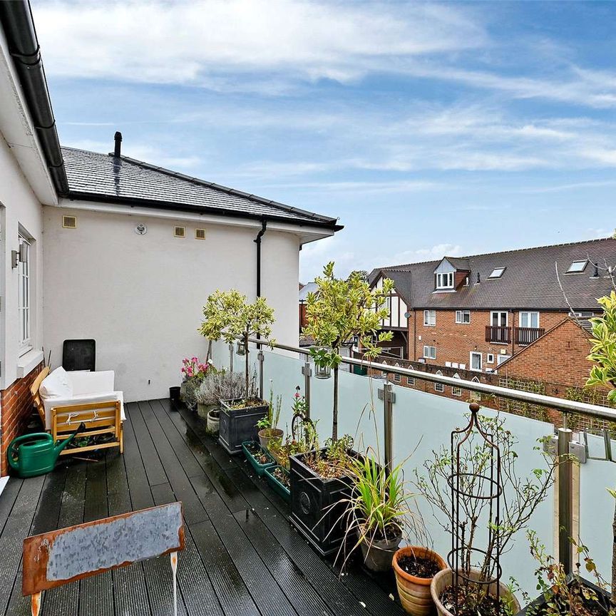 A centrally located two bedroom first floor apartment with private roof terrace. - Photo 1