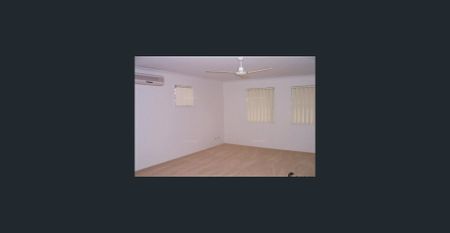 SPACIOUS TOWN HOUSE 3 BED 2.5 BATH DOUBLE LOCK UP GARAGE IN EXCEPTIONAL SOUGHT-AFER LOCATION! - Photo 3