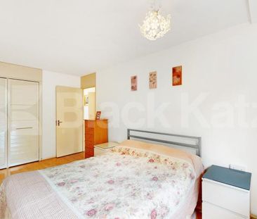 Stylish 2 Bed Split-Level Garden Flat in Prime W10 Location - Photo 5