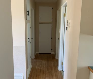 2 bdrms up 2 bdrms down well maintained Main Floor home in Winston ... - Photo 5