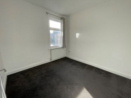 3 Bed Flat, Stanley Road, E12 - Photo 3