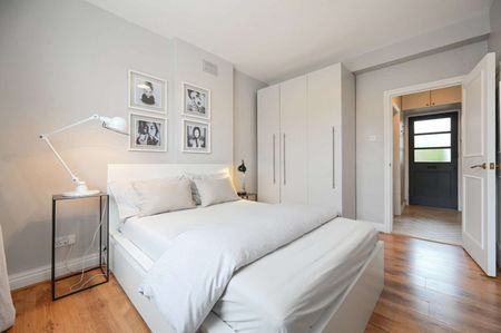 Smart newly refurbished 2 bedroom flat in this desirable 1930's block. - Photo 3