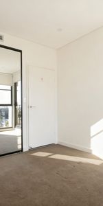 BRIGHT CITY-FACING APARTMENT WITH DEDICATED STUDY - Photo 3