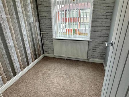 3 Bedroom Semi-Detached House For Rent in Bourne Drive, Manchester - Photo 3