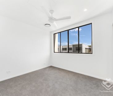 Stylish Three-Bedroom Residence - Photo 2