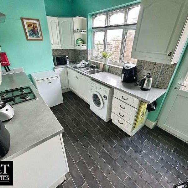 Maypole Hill, Halesowen, B63 - Photo 1