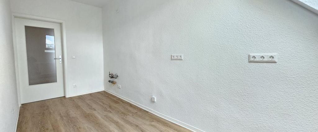 Großzügige Wohnung im Dachgeschoss komplett renoviert - Foto 1