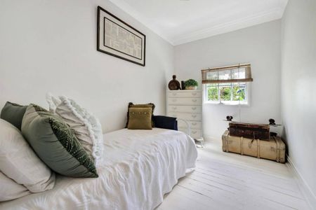 Stunning Renovated Period Home on 1832sqm Waterfront Block - Photo 5