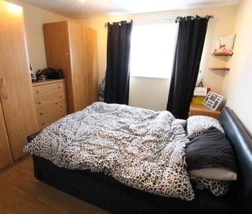 Woking, Surrey, GU21 - Photo 2