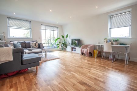 3 Bedroom Flat - Photo 3