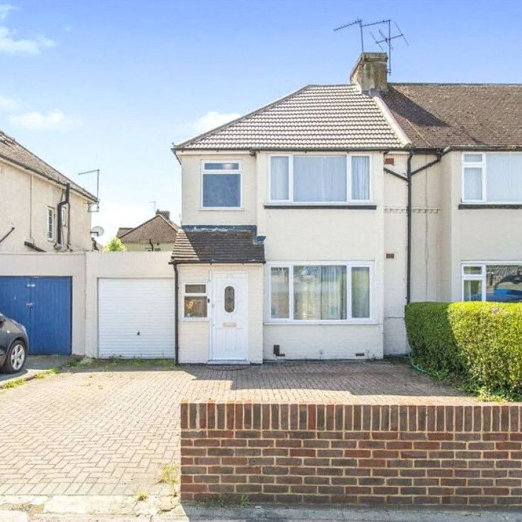 London Road, Staines-upon-Thames, Surrey, TW18 4JX - Photo 1