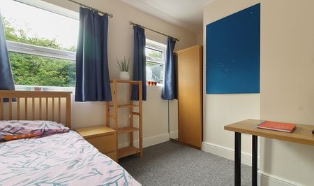 Lovely five-bedroom, two-bathroom house! - Photo 2