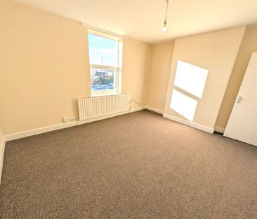 Terraced House to rent on - Photo 5