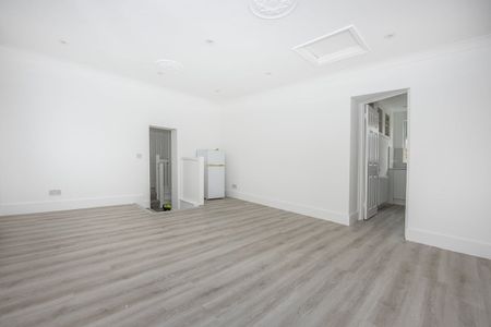 3 bedroom flat to rent - Photo 4