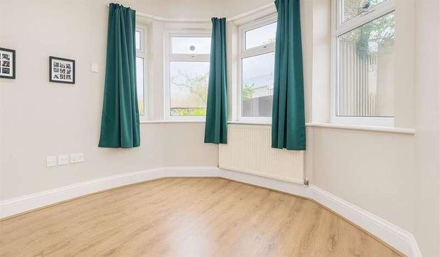 Flat, Elmdene Road, London, SE18 - Photo 1