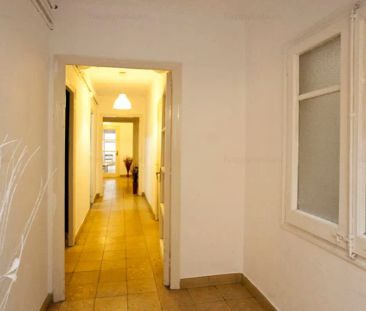 Room in a shared 12-bedroom apartment for rent in el Putget i Farró with all bills included, ideal for professionals or students. - Photo 4