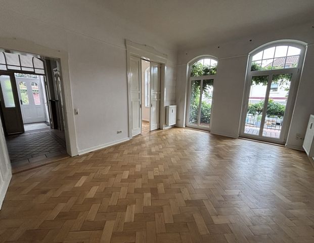 Stilvolle Altbauwohnung in attraktiver Stadtlage mit Wintergarten und zwei Balkonen - Foto 1